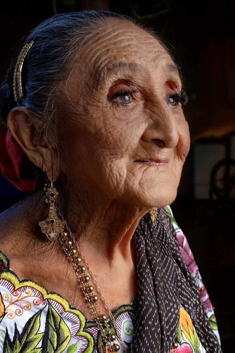 MadreSemestrosa's tweet photo. Abuelita yucateca de 94 años originaria del municipio de Dzan, Yucatán, posa para la cámara de Kire Grabador.
Las tradiciones y cultura maya más vivas que nunca 🧡
Maquillaje de Fernanda Parra. https://t.co/N7BEhHQxEq