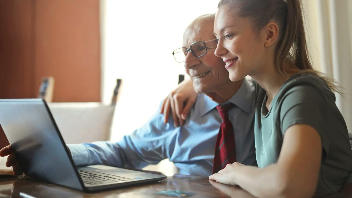 Para atención sanitaria, en el banco, el metro... para realizar la mayoría de los trámites, la digitalización se ha olvidado de nuestros mayores. ¿Es la #digitalización un proceso deshumanizado? Reflexionamos sobre ello en #diainternacionaldelosabuelos 👴👵blogotec.com/digitalizacion…