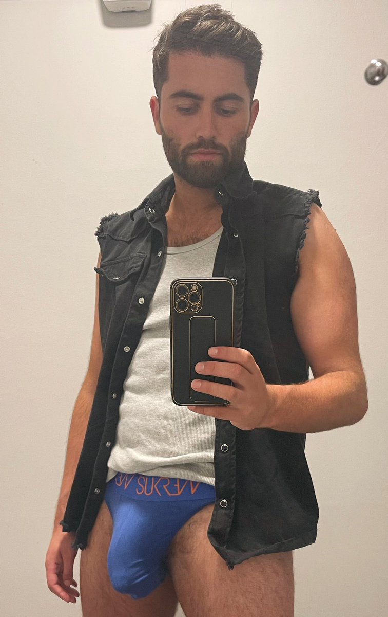 li4miom's tweet photo. It’s too warm for trousers 😅 https://t.co/wAqjLbBggy