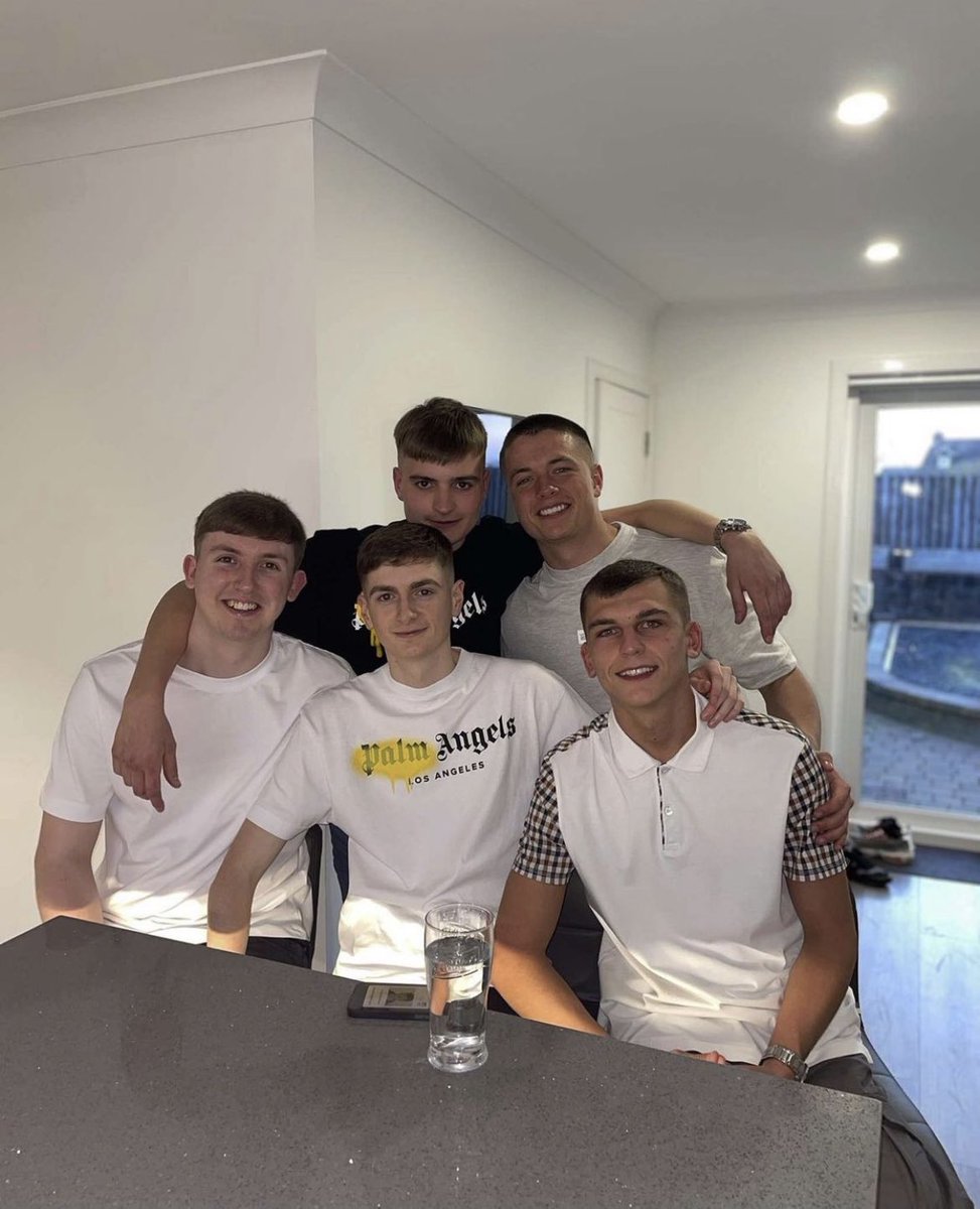markwoodssss's tweet photo. @robson_kerr Happy birthday ma man have a belter🍻 https://t.co/SuH0YziTD5