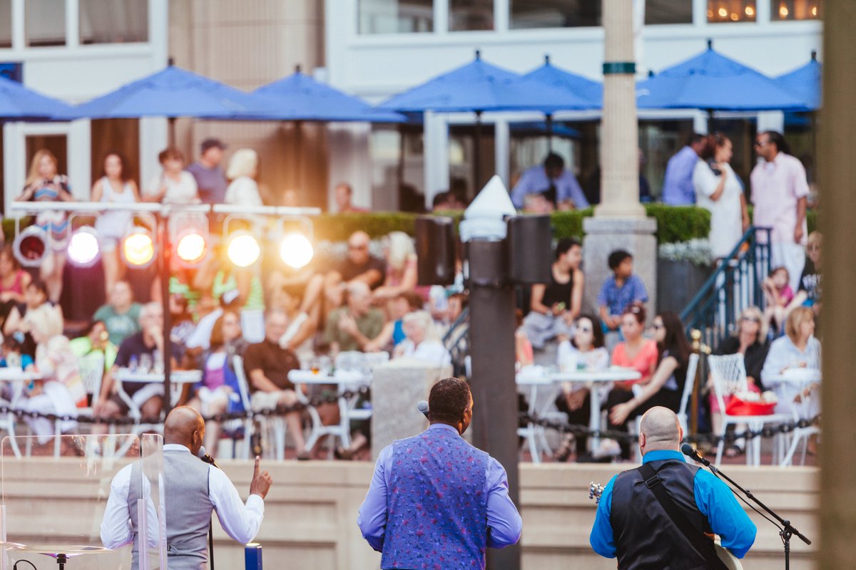 Enjoy smooth sounds &amp; sensational seafood at Summer in the City!

✨Pop Soul Tuesdays
✨Rat Pack Wednesdays 
✨Blues Barge Thursdays
✨Moonlight Movie Night Fridays

bostonharborhotel.com/culinary/summe…