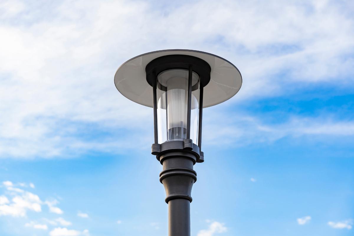 SternbergLight's tweet photo. Tiger Lily Estates at Gilreath Farms is a Assisted Living Community in Cartersville, Georgia. Sternberg’s Villa 1710ALED luminaires demonstrate their design versatility with stepped top, deep shaded roof. Each on Gateway 3200 poles. See the photo gallery: https://t.co/qntGCpGwnd
