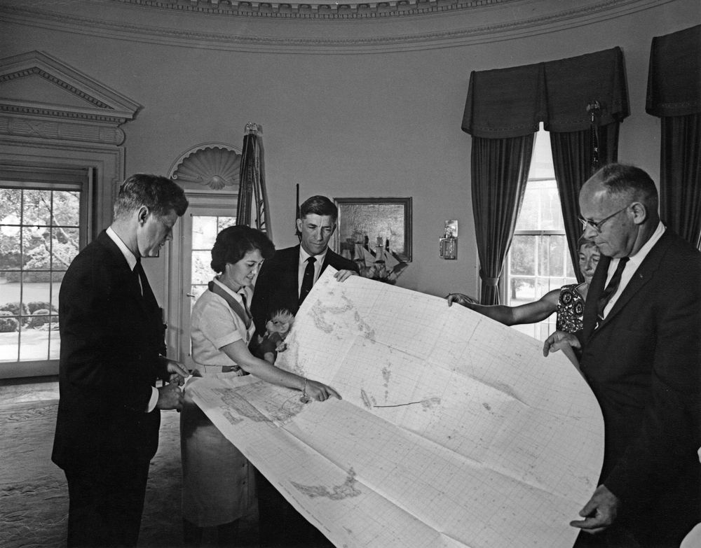 Betty Miller was the 1st woman to fly solo across the Pacific Ocean, flying from California to Australia. #OTD on July 19, 1963, she visited JFK in the Oval Office.

jfklibrary.org/asset-viewer/a…