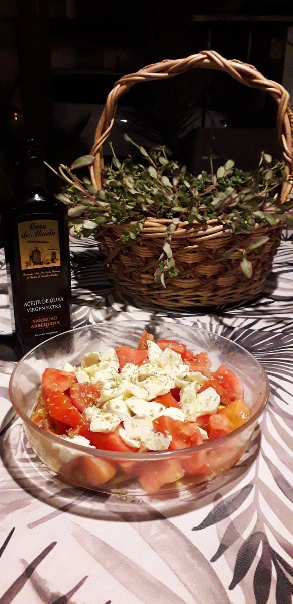 Un buen tomate de huerta con un AOVE excelente @aovecasadeabuelo y queso Mozzarella... Qué buena cena!!😋😋
#aceitedeoliva #calidaddevida #saborytradición #saludable #hoycomemossano #hoycenamos #aovecasadeabuelo #aovecasadeabuelo #reservafamiliar