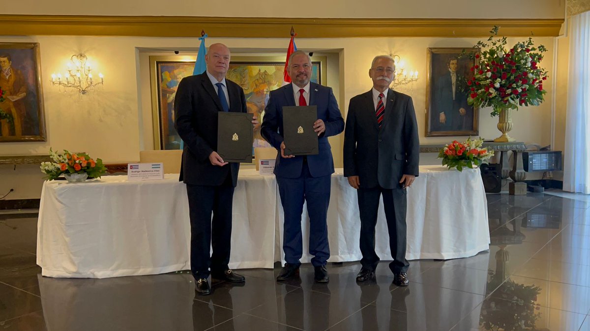 Firmado un Memorándum de Entendimiento entre la <a href="/CancilleriaHN/">Cancillería Honduras</a> y el <a href="/MINCEX_CUBA/">MINCEX🇨🇺</a>. 

El ministro <a href="/R_Malmierca/">Rodrigo Malmierca Díaz</a> rubricó el acuerdo para impulsar la cooperación económica en sectores salud, medicamentos, educación, transporte, deportes y otros. 

#MINCEX #CubaPorLaPaz