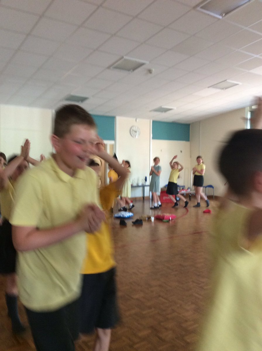FirBankSchool's tweet photo. The film was so good it got a standing ovation. #orangeclass #shrek #punctualityaward https://t.co/wOXaj9TOQk