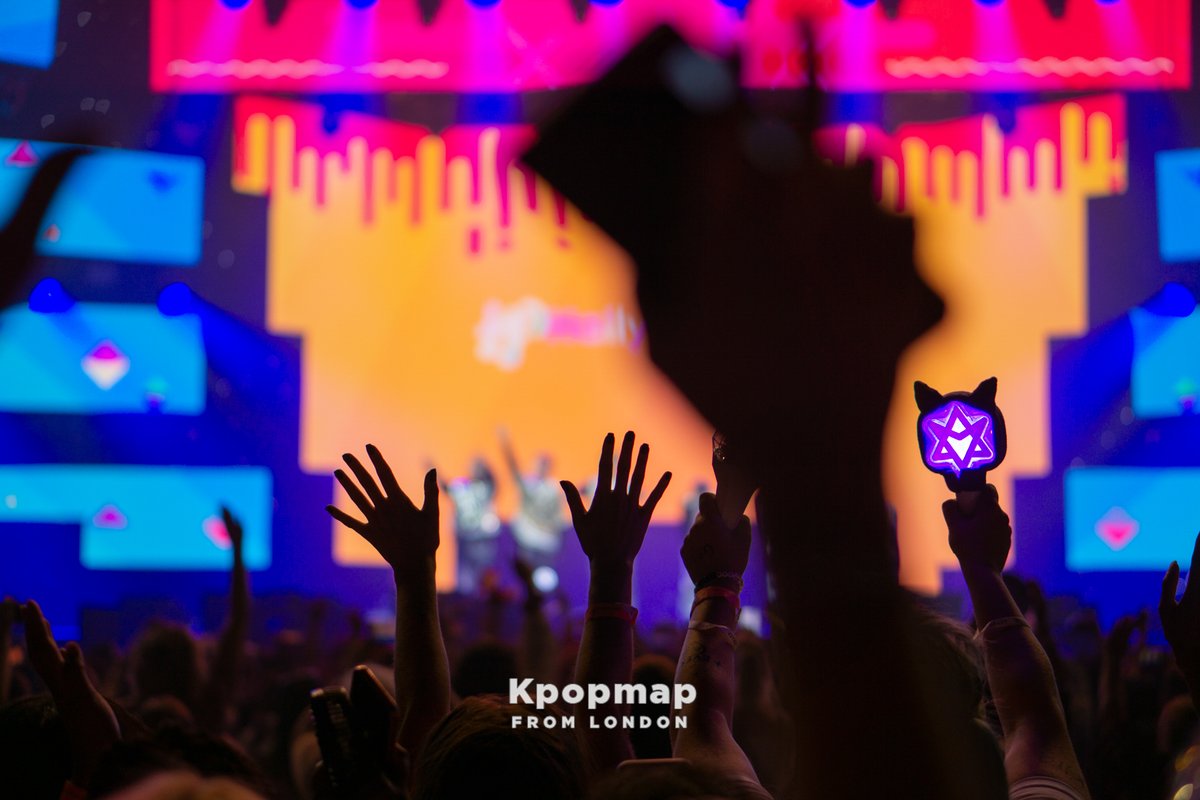 Kpopmap's tweet photo. Check out our exclusive review and photo coverage of the #HallyuTown event and #HallyuPopFest2022 festival that both took place in London! 📸

Read all about the acts here👇
https://t.co/JMbF6eh2B8

#CIX #SF9 #ASTRO #CRAVITY #EXO #Kai #Chen #Kep1er #P1Harmony #MAMAMOO #HwaSa https://t.co/R9WXCavTNZ