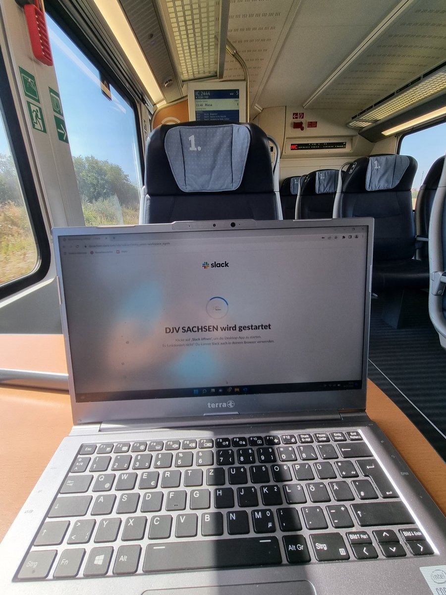 larsradau's tweet photo. #Bahnzeit im #IC2444. Heute geht es ein bisschen durch die Faust ins Auge in den Bayerischen Wald: Von #Dresden über #Halle und dann mit dem #Sprinter-#ICE1007 gen Süden... https://t.co/MYPIYdIeBE