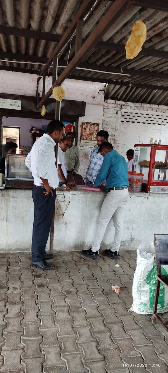 HisarMunicipal's tweet photo. नगर निगम हिसार की टीम ने लघु सचिवालय परिसर में  "सिंगल यूज़ प्लास्टिक" प्रयोग करने वाले दुकानदारों का चालान किया और उपस्थित लोगों का इसका प्रयोग न करने बारे जागरूक किया 
#SingleUsePlasticban
#SwachhSurvekshan2023
@SwachhBharatGov
@cmohry
@MoHUA_India https://t.co/rTUQPH0y5x