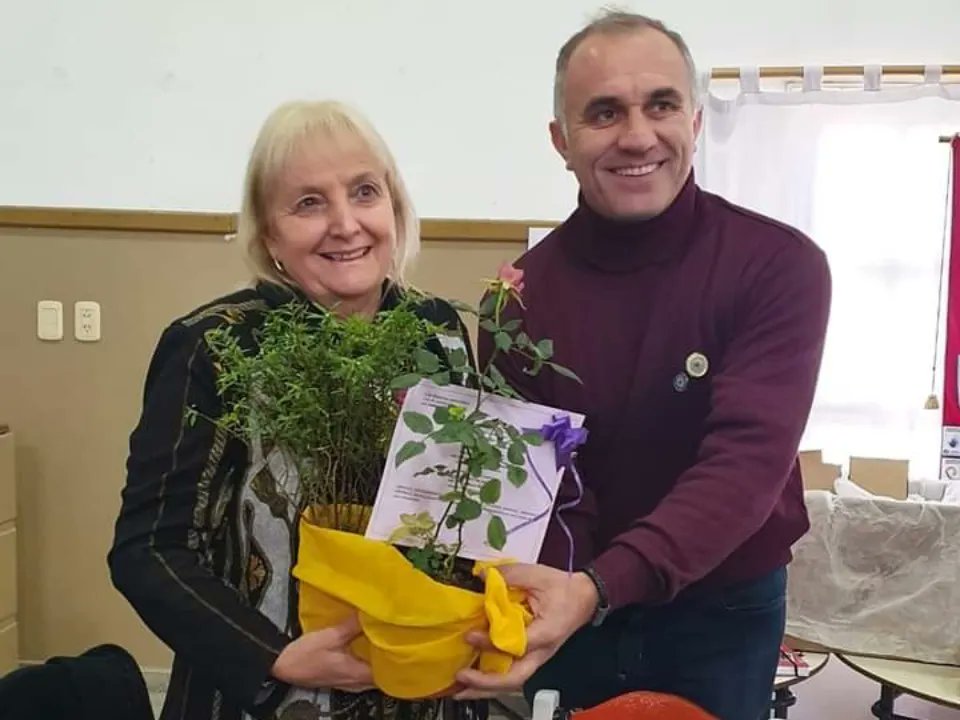 munilasvarillas's tweet photo. 🦁 ACOMPAÑAMOS AL CLUB DE LEONES EN EL CAMBIO DE AUTORIDADES Y JURA
.
💜💛 El Intendente Municipal @maurodaniele_lv
recibió a la nueva presidente, Teresa Nivoli e integrantes de este club de servicio, en la sala de reuniones del Municipio.
.
Seguimos trabajando #Juntos https://t.co/vZpotQ2L8X