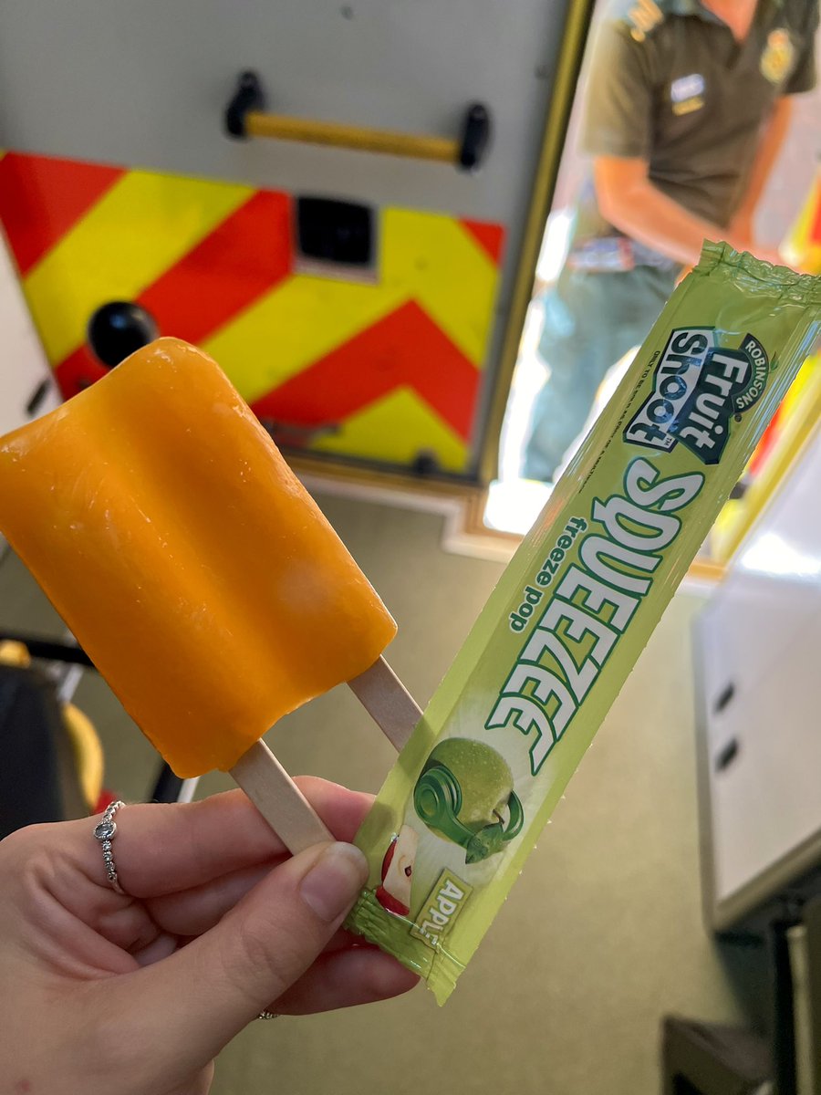 _IssyJones's tweet photo. Shoutout to @Ldn_Ambulance for looking out for us less local crews too! Stocked up on cold drinks and ice lollies before an even hotter afternoon 🥵 

#Ambulance #hotneenaws #heatwave https://t.co/M0pnCKFA5s