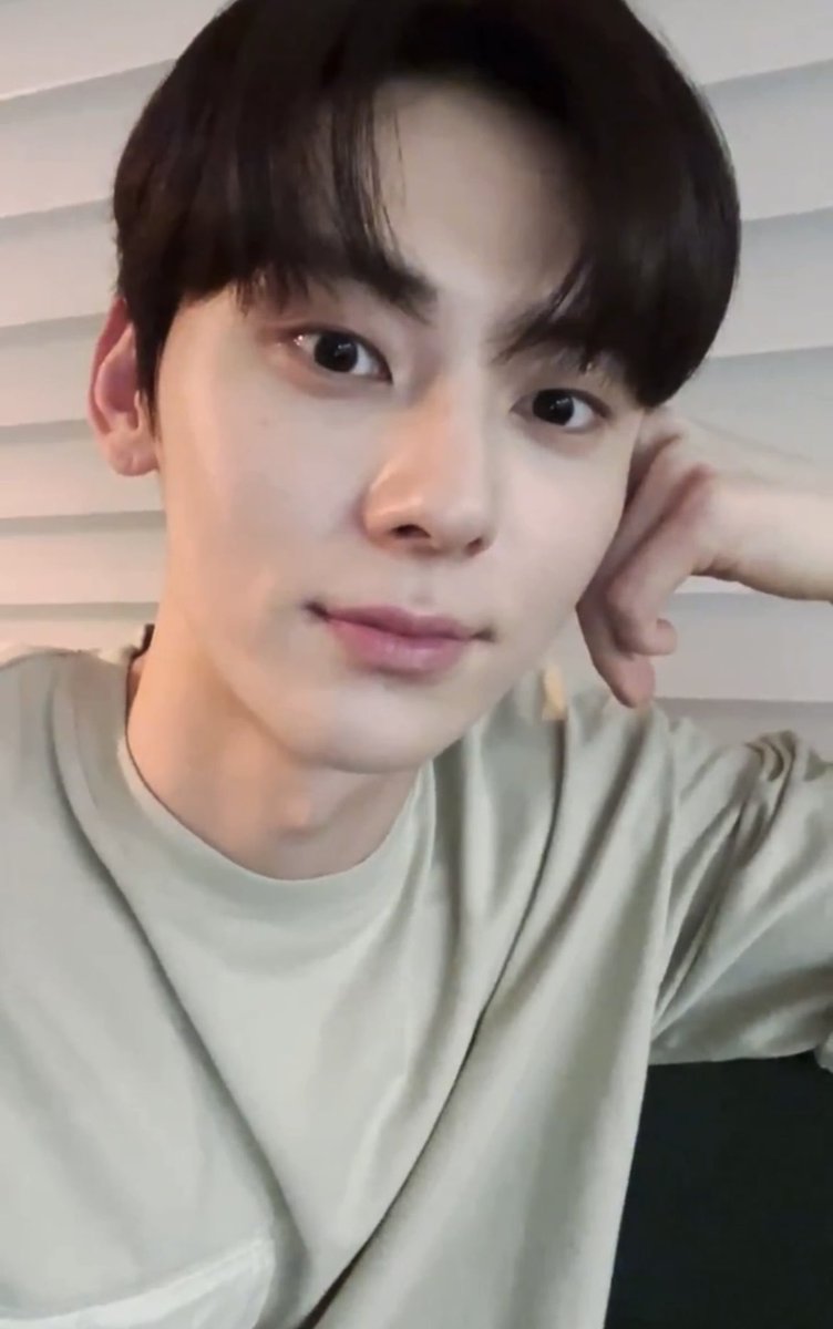 lemin89's tweet photo. 👑🤍 #민현 https://t.co/FVG6I6t7Y9