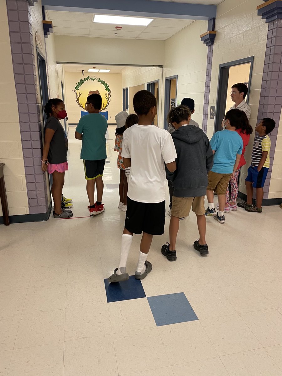 Our #youngscholars are visualizing the size of a Metro bus before they begin planning how to repurpose one. Can’t wait to see what they come up with! ⁦<a href="/ohesnews/">Orange Hunt Elementary</a>⁩
