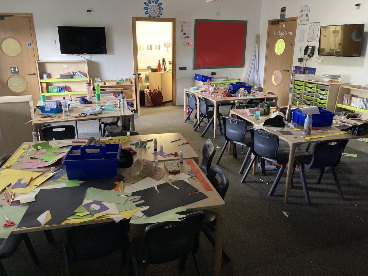bl4treganna's tweet photo. Amser celf yn nosbarth Bendigeidfran 😱 creadigrwydd yn digwydd fan hyn yn sicr!
Art time in dosbarth Bendigeidfran 😱 there’s definitely some creativity going on in here! https://t.co/T9HoxKBw8L