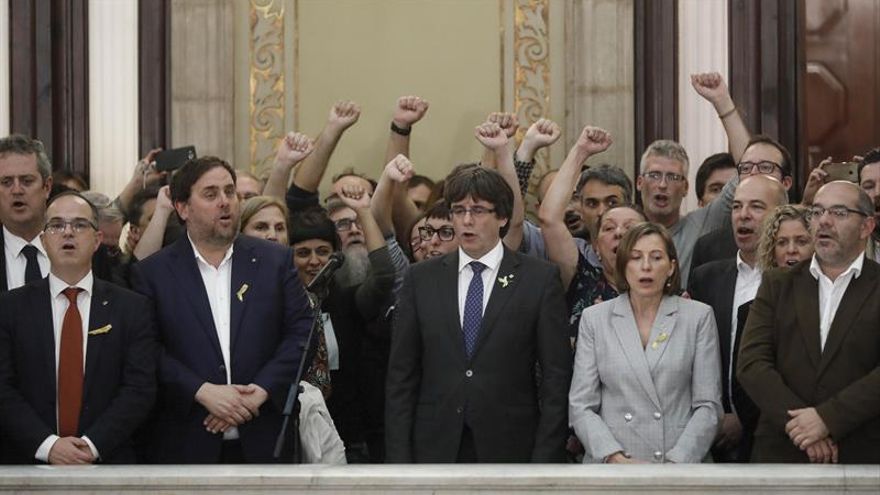 Savallsblog's tweet photo. Ens van ensarronar tots, a tots.
No passeu vergonya.
Però no els torneu a votar. https://t.co/OtVrp35StY