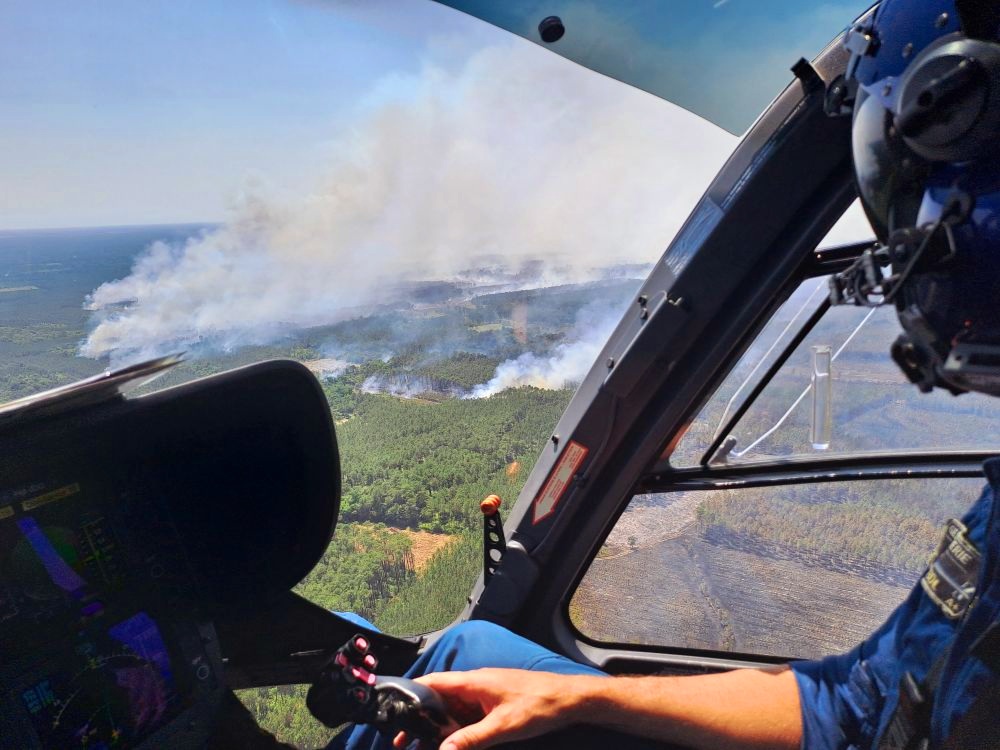 Forcesaeriennes's tweet photo. #FeuxDeForets #Gironde #Landes🔥 
Renseigner sur les départs de feu avant qu'il ne soit trop tard ! C'est aussi notre #mission H24.   
Hier, l'#engagement de notre équipage🚁de la SAG de Mérignac a été déterminant sur le contrôle de l'#incendie de Vert. 
#Appui3D #VousProtéger https://t.co/0Z08qwFIey
