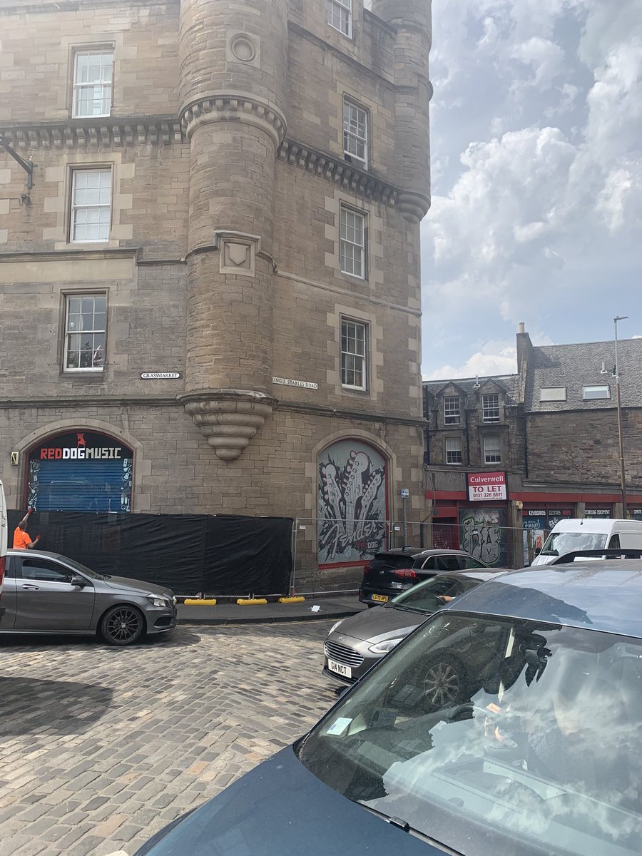 Hi @edinhelp there was a Green phone/cable tv metal box right across the pavement on the north side of Kingstables Rd the junction of Grassmarket under Granny’s Green Steps. Lots of wires etc. can someone give it a look? Thanks