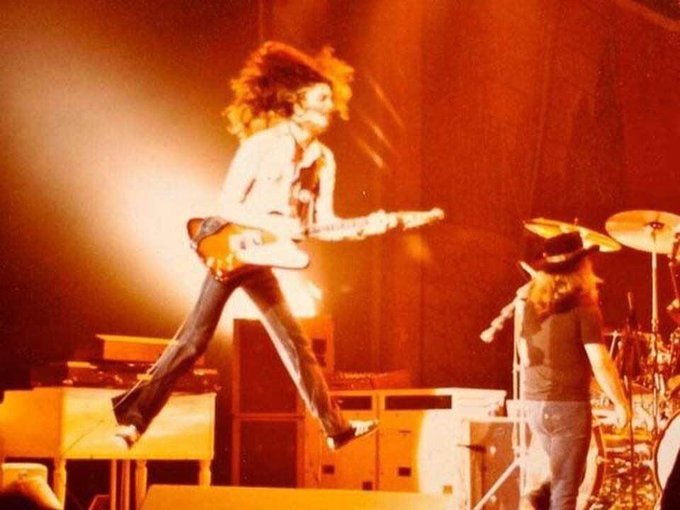I wouldn t be anything without allen collins 
happy birthday RIPforever 