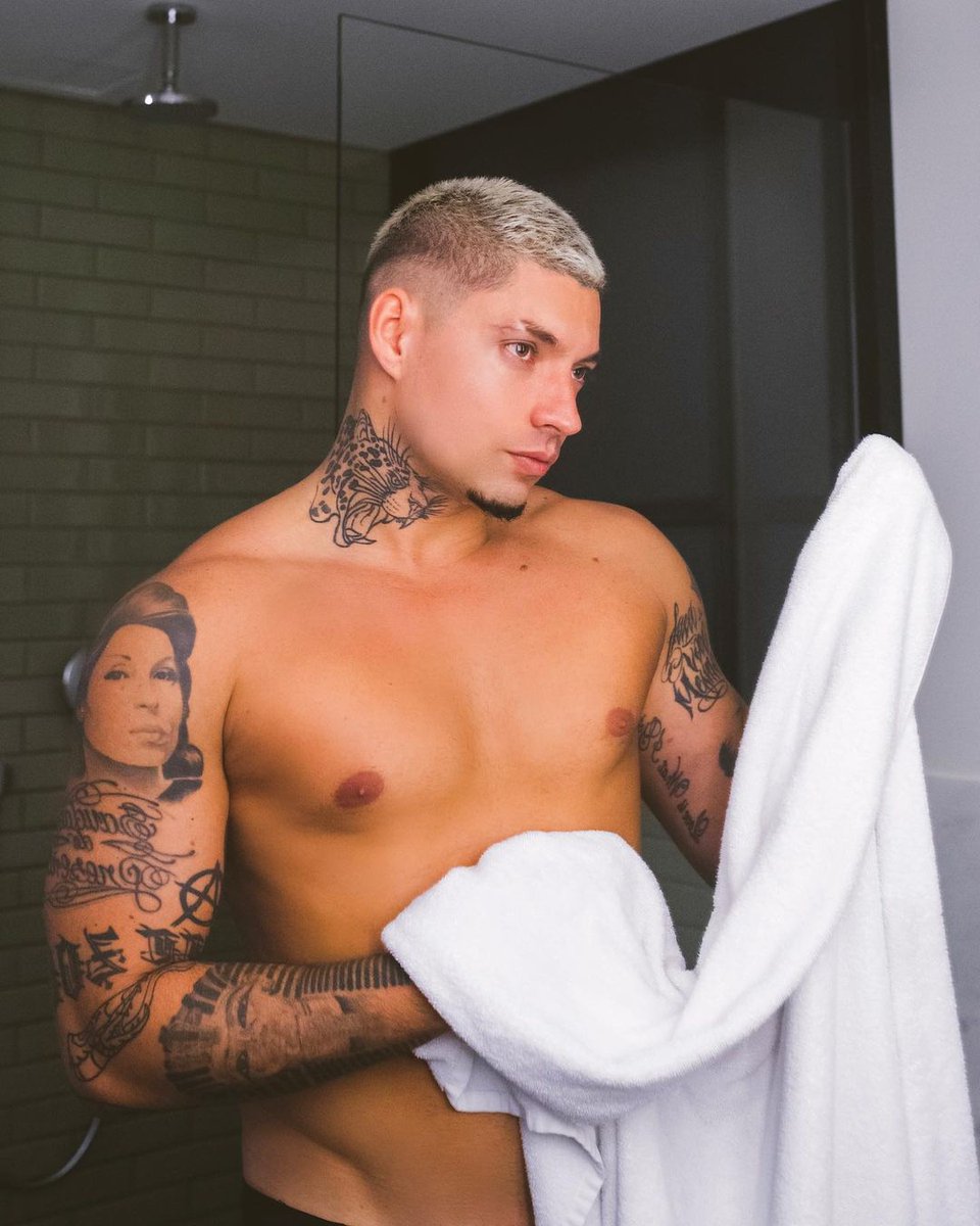 ildefonsocrf's tweet photo. filipe ret devia ser preso por ser um gostoso todos os dias e não pela maconha https://t.co/3kbpJUMmOy