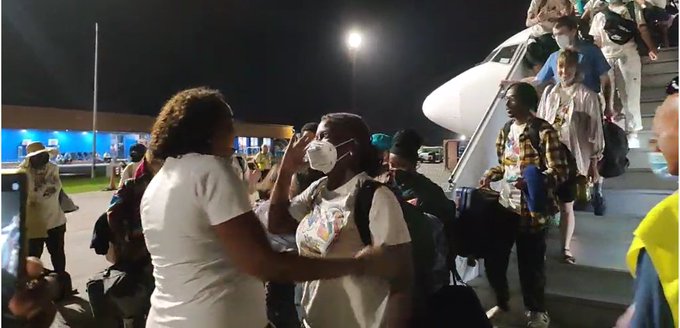 PrensaLatina_cu's tweet photo. Cerca de un centenar de personas se encuentran en #LaHabana en la XXXII Caravana de la Amistad Pastores por la Paz, movimiento emblemático de la solidaridad entre los pueblos de Estados Unidos y #Cuba 🇨🇺

Más en #PrensaLatina
🔗 https://t.co/DJIOgWMbcF 

#CubaPorLaPaz https://t.co/3BhErzauLq