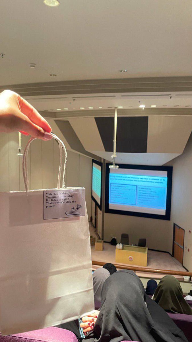 PreClinicalSC's tweet photo. أبدعتوا يا @LamaW111 و @RaghadA05  👏🏻👏🏻 في شرح الـ Respiratory system 🫁🤩

خلونا نشوف مين كان مصحصح اليوم، وش المرضين اللي داخلين من ضمن الـCOPD؟ 🤔

#PCSC_2022 https://t.co/uWAgC8eeFj