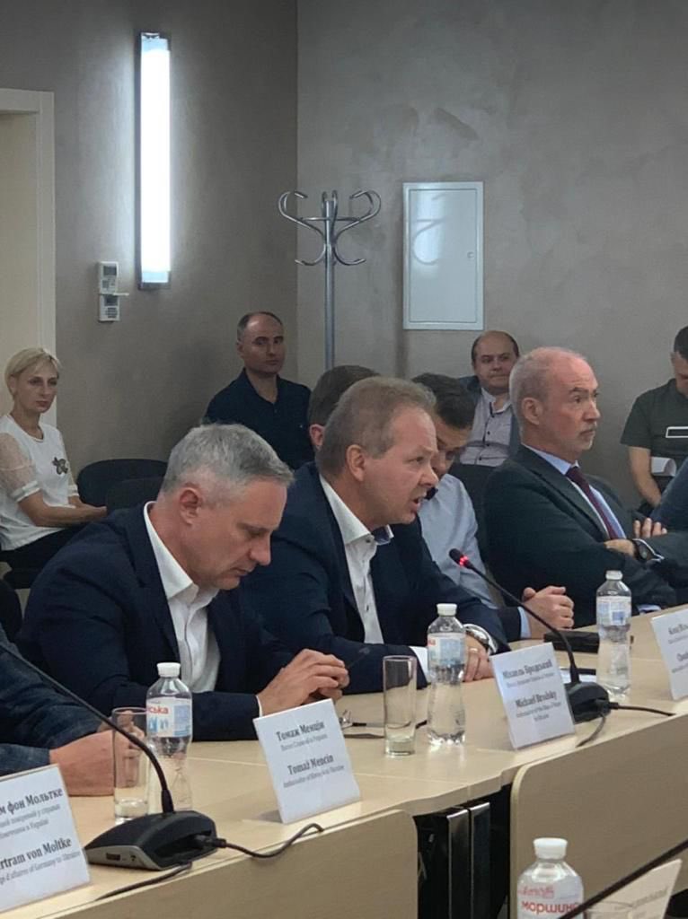 SwissUA's tweet photo. Yesterday 🇨🇭Amb. Wild, together with 13 other Embassy reps, paid a visit to #Vinnytsia to express solidarity & assess cooperation in recovery after the 🇷🇺missile attacks on the city center.
Deliberately targeting civilians is forbidden by #IHL ⚖️ and constitutes a war crime https://t.co/8C48LDieV5