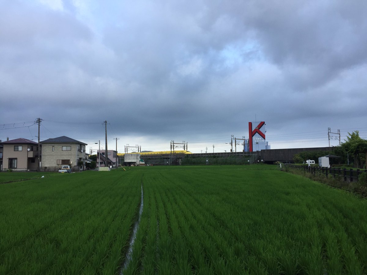 htckeigo's tweet photo. 景色を撮ったらたまたま新幹線が通って、しかもドクターイエロー！！
たぶん運がいい。 https://t.co/nflxiGH0bd