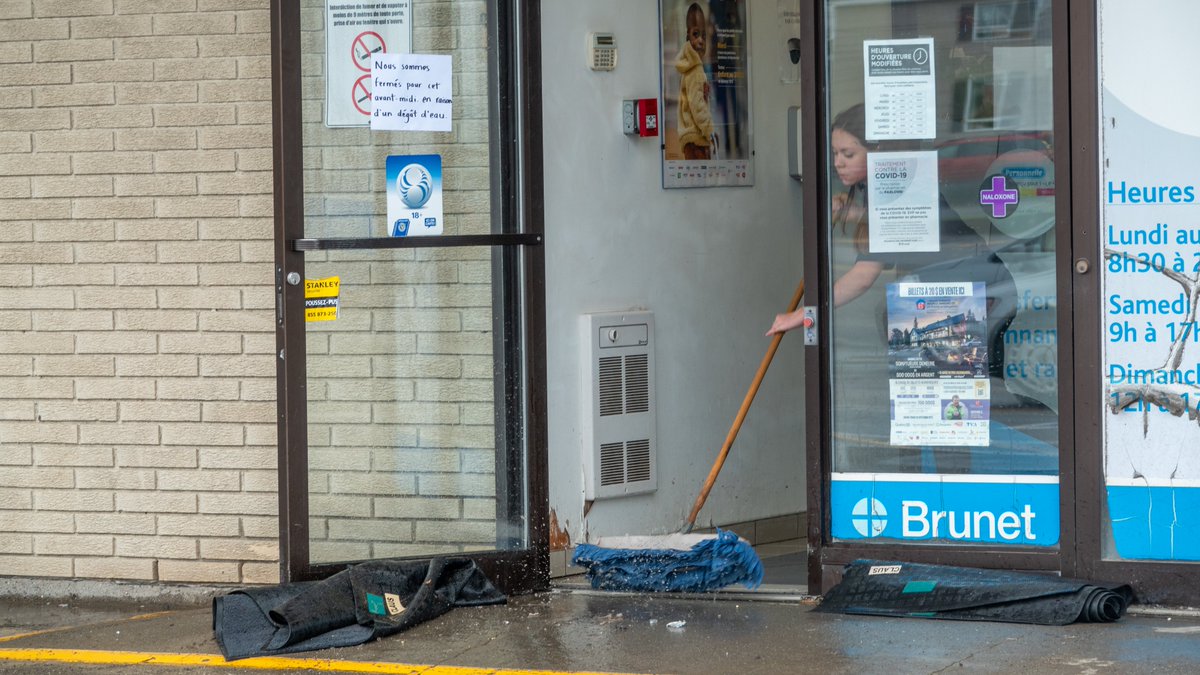 Refoulement d'égout à Matane: Le centre commercial, les Galeries du Vieux-Ports, est également touché. La pharmacie Brunet est fermée temporairement. #icigim