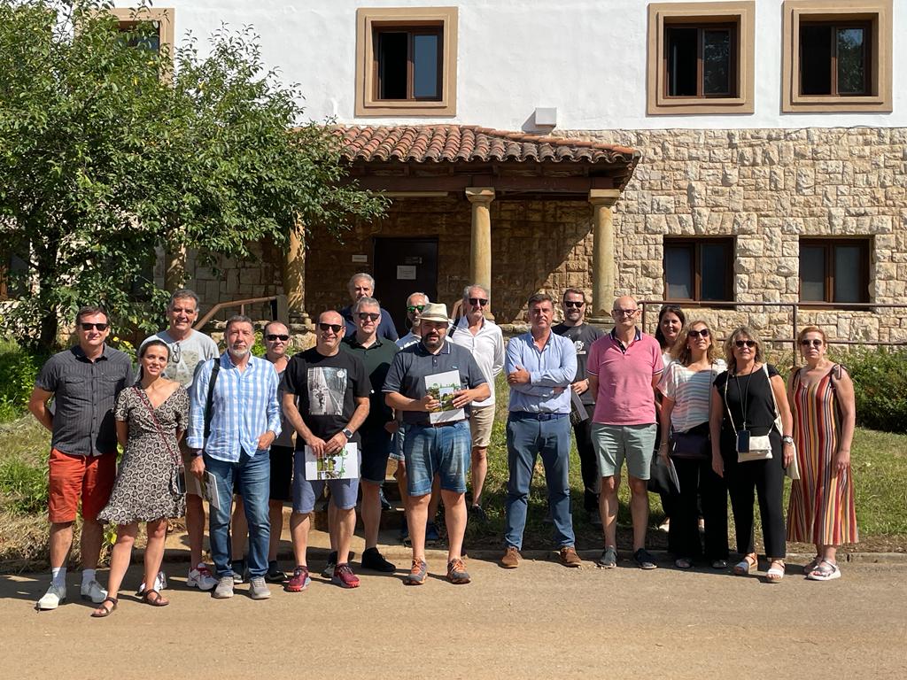 fp_empresa's tweet photo. 📍La nueva Junta Directiva de @fp_empresa visita el CIFP La Granja de #Heras (@EcuestresCIFPgr)

#FP #FPCuéntalo https://t.co/l1HLkJ2Cxe