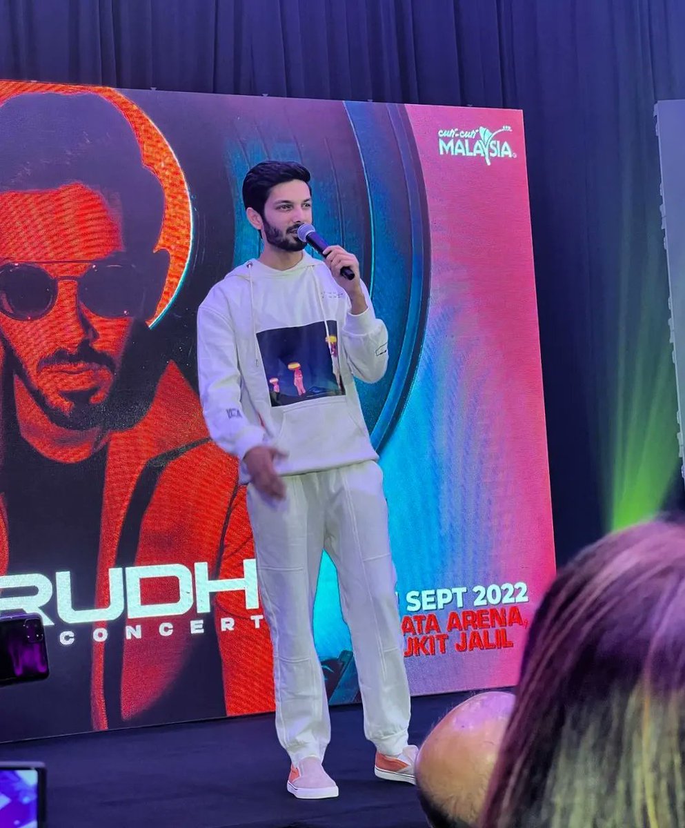 RavichanderFam's tweet photo. Things work out best for those who make the best of how things work out. @anirudhofficial ♥️🌟 https://t.co/oMAS4AJrii