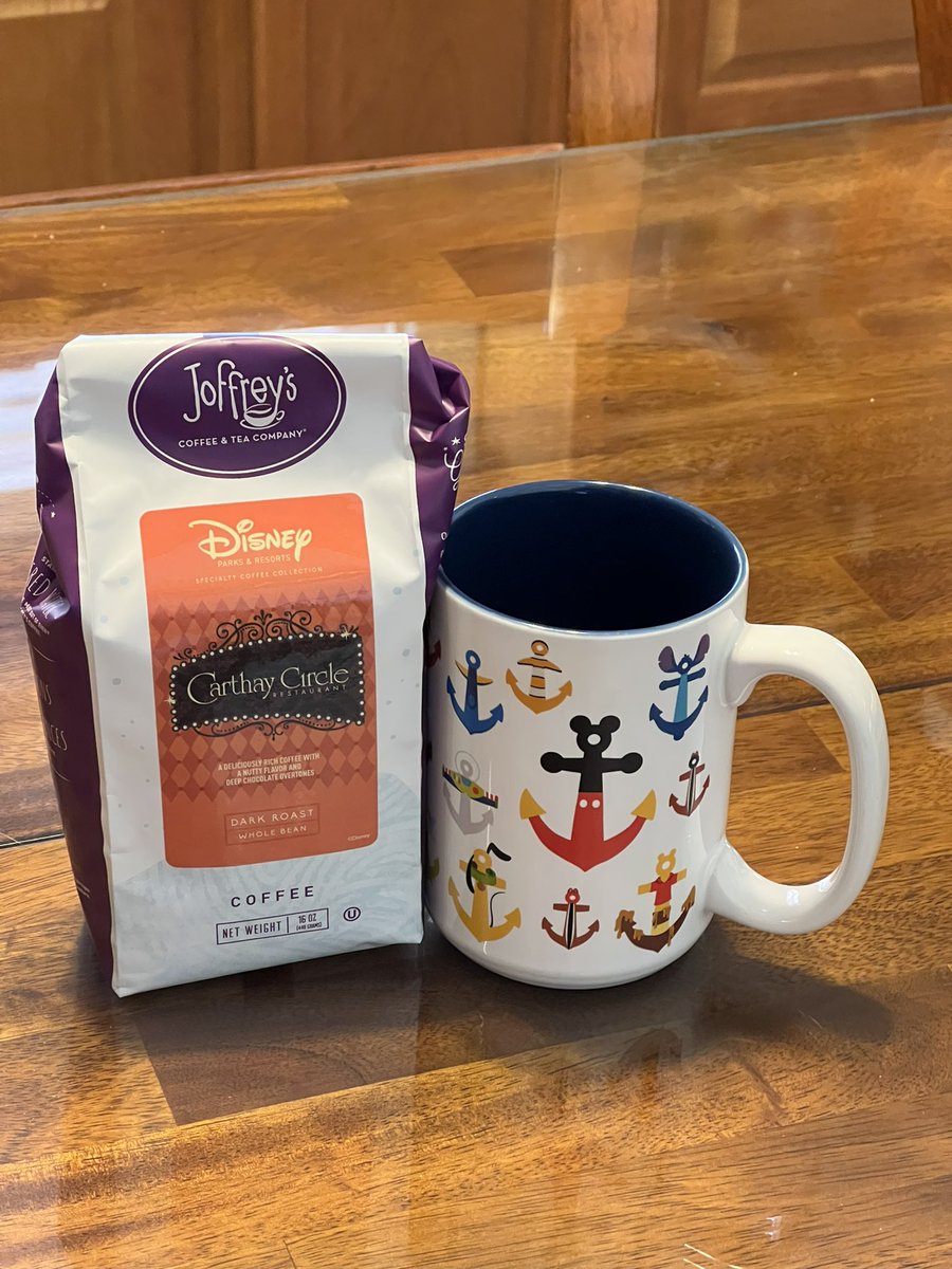 BullMarketBoss's tweet photo. Hats off 🎩 to a magical morning! I hope everyone has a terrific Tuesday! #Carthay ☕️ #Disney #Disneyland 💫 $DIS https://t.co/im6XcJxyQH