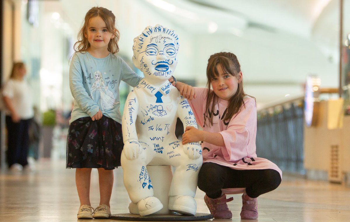 ⁉️❔⁉️Did you know ⁉️❔⁉️ @GerryCinnamon signed this statue when he was playing at the @kingtuts tent in @Tinthepark 2016. Now he is selling out @HampdenPark and this statue is up for auction archie.org/product/signed…