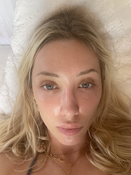 Haven&rsquo;t worn makeup in almost a month and feeling sexiiiii https://t.co/UYUgsWZ48F