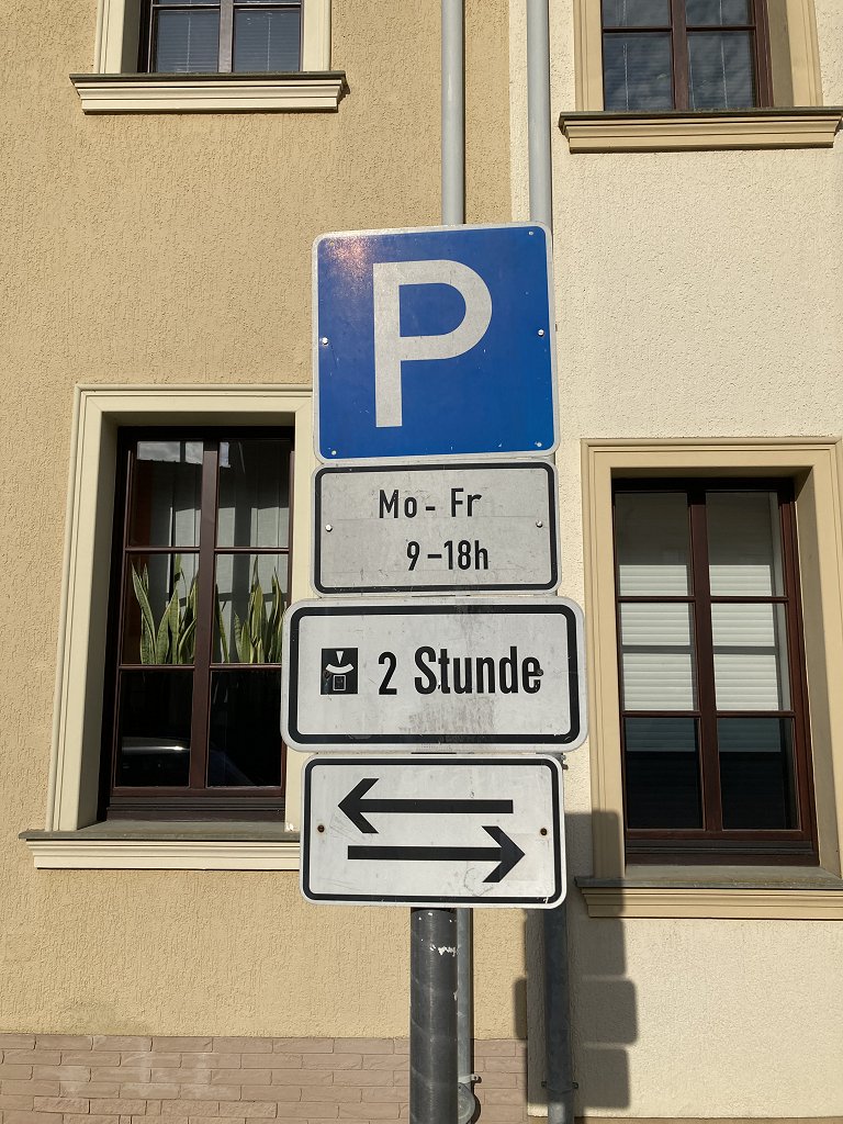 Verkehrsschild's tweet photo. »#Deklination«

#Nominativ die #Stunde die #Stunden
#Genitiv der Stunde der Stunden
#Dativ der Stunde den Stunden
#Akkusativ die Stunde die Stunden

 #Text zum #Bild https://t.co/x8rJjDC9qi