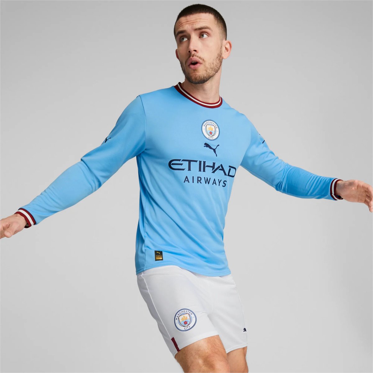 nacho8gonz's tweet photo. Haciendo ranking de las camisetas de la Premier League 22/23 me he dado cuenta de lo muchísimo que gana la del Manchester City en manga larga. https://t.co/d2MUxn6s3w