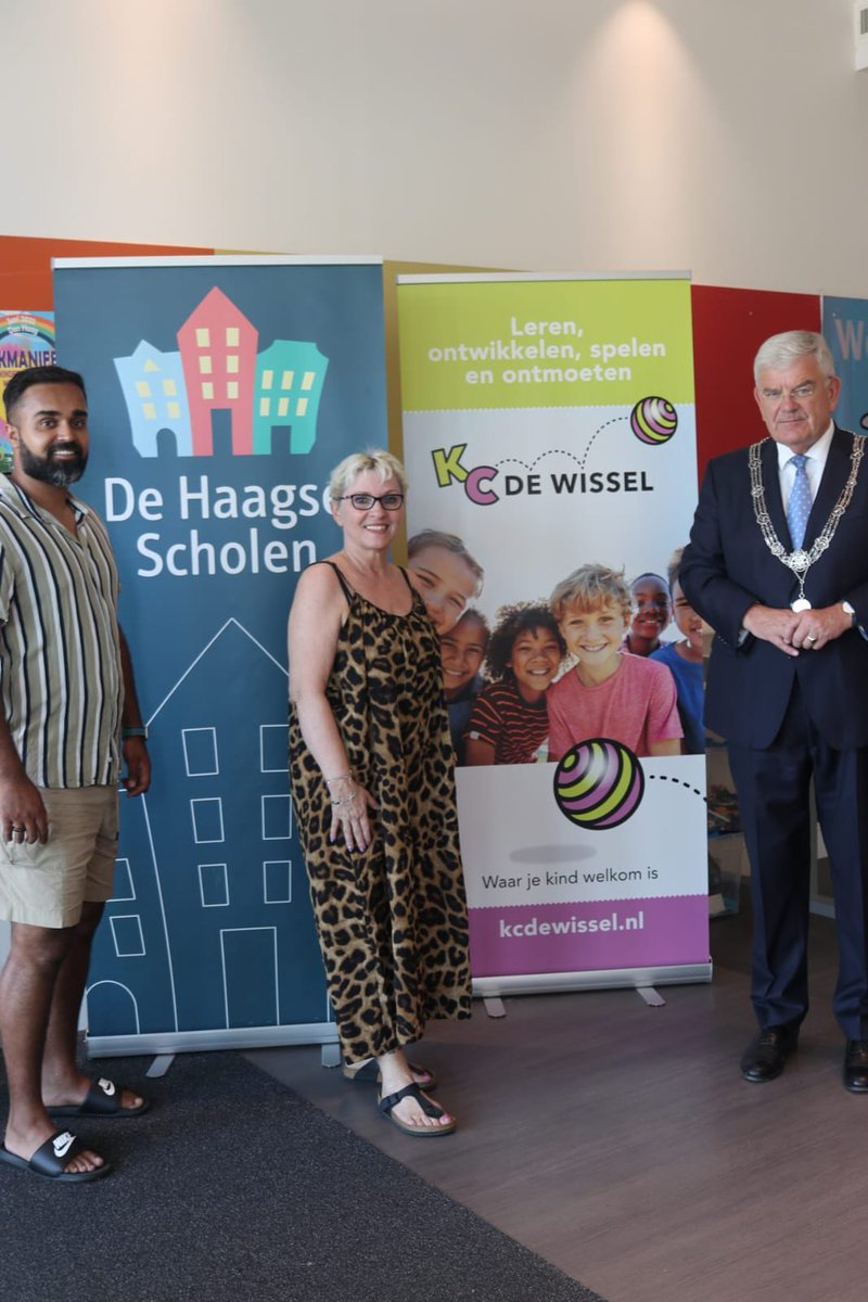 OBS_DeWissel's tweet photo. #zomerschool2022 #KCDeWissel #MEHR kreeg bezoek van onze burgemeester van de @GemeenteDenHaag @jan_vanzanen Wat waren de kinderen en ouders en medewerkers #trots om te laten zien wat dit voor hen betekent! Dank voor uw bezoek! https://t.co/8y6sJj7QWH