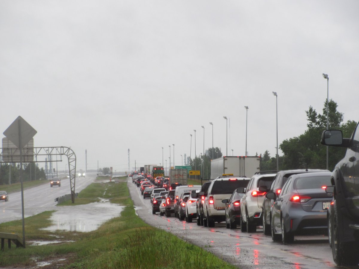 br1en's tweet photo. the rain water was going onto a lane of the Ring Road #yqr https://t.co/V6QDKBMVZO