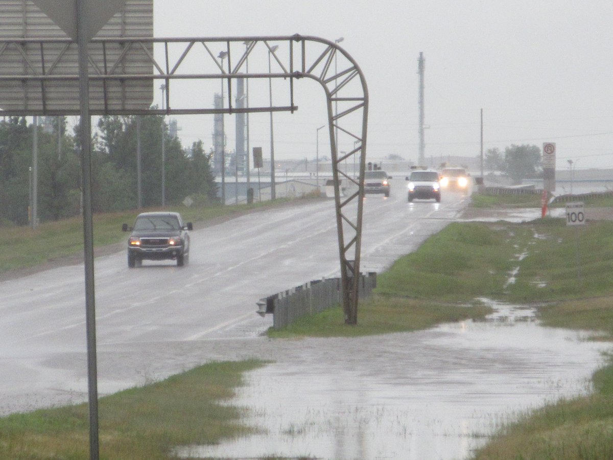br1en's tweet photo. the rain water was going onto a lane of the Ring Road #yqr https://t.co/V6QDKBMVZO