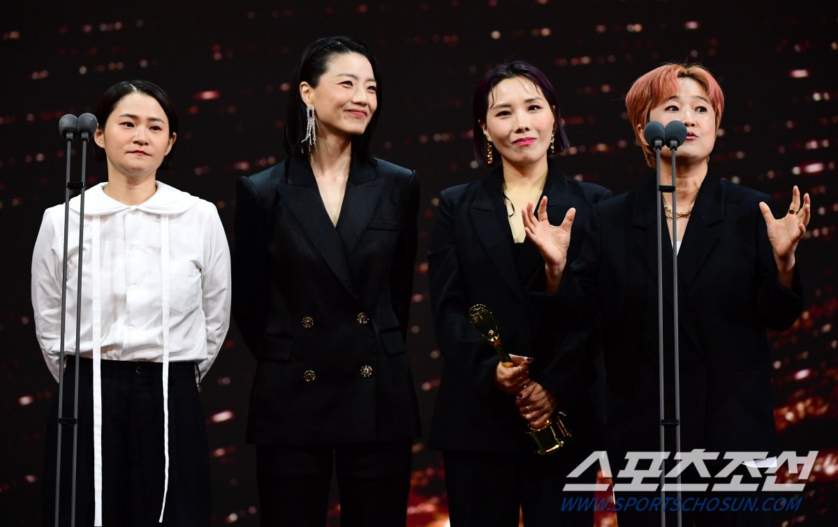 k_dramaindo_'s tweet photo. 🏆 PEMENANG 1ST BLUE DRAGON SERIES AWARDS 🏆

Best Male &amp; Female Entertainer:
#KangHoDong - #SpringCamp &amp; #SongEunYi #AhnYoungMi #ShinBongSun #KimShinYoung - #CelebFive

#BlueDragonSeriesAwards https://t.co/IMouqTKKpc