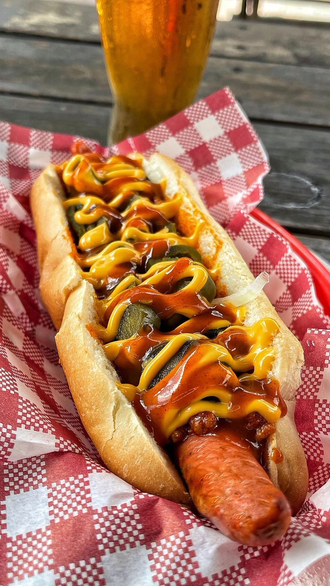 MashedHQ's tweet image. Looking so tasty!

(📷: perthdudefood on IG)

#hotdog #chilidog #food