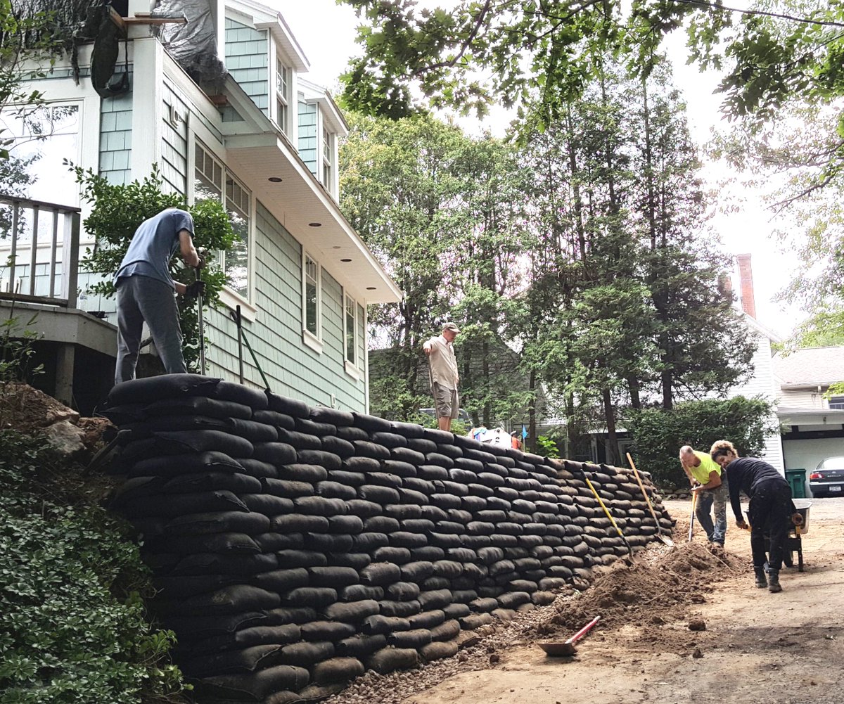Using #FlexMSE to level this sloped area gave the homeowner more usable space in their front/side yard, while bordering the driveway with an amazing vegetated wall. Maximizing and beautifying at the same time... win-win! Where else can you see Flex MSE? #urbangreen #backtonature