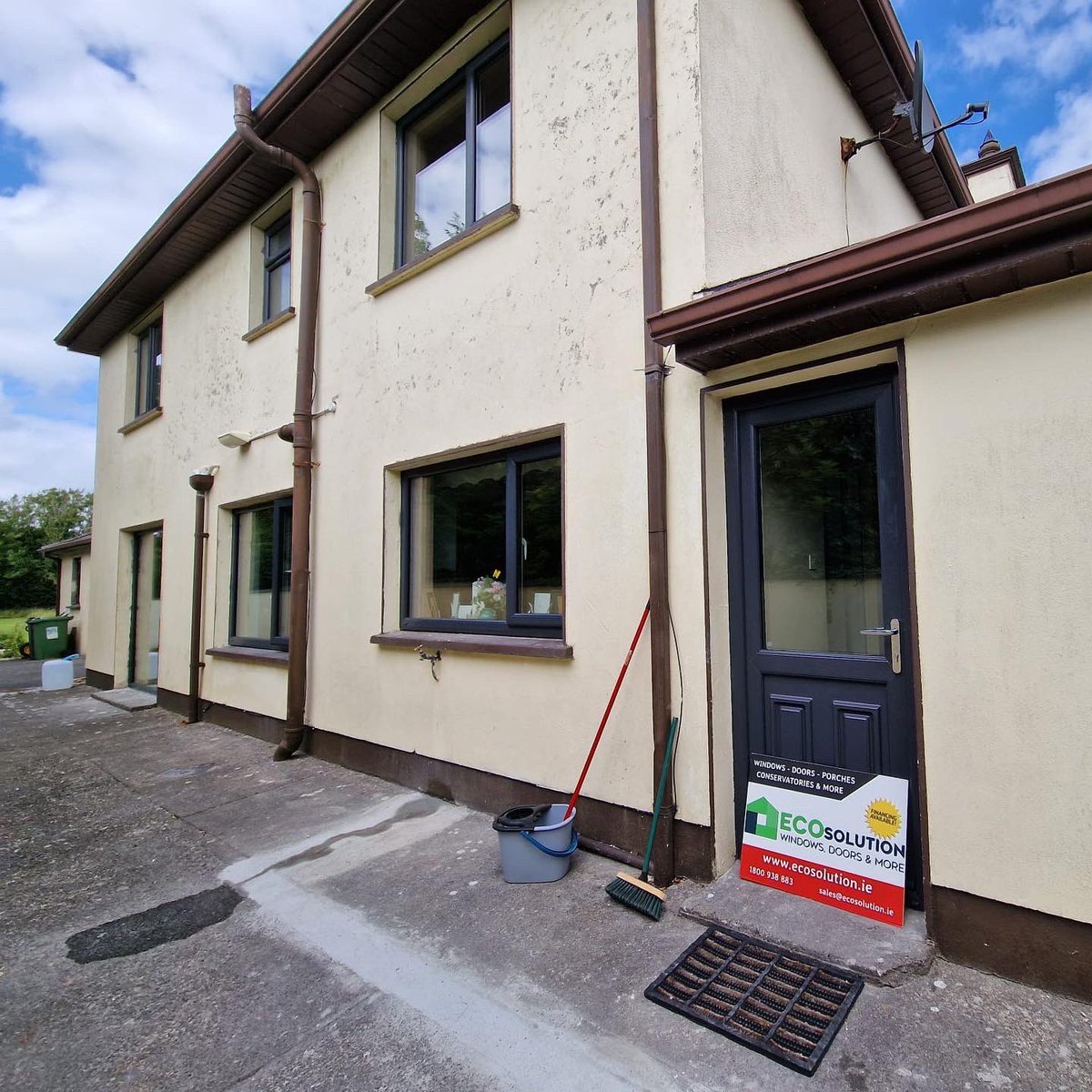 ecoSolution01's tweet image. Full house replacement of windows &amp;amp; doors done by our stellar team👏

x18 uPVC Casement Windows, Anthracite Grey out/ White in, Triple Glazed
x1 uPVC Half Panel Door
x1 Palladio Composite Door +2 Sidelights, Anthracite Grey out/ White in, San Marco TG15
#newwindows #newdoors