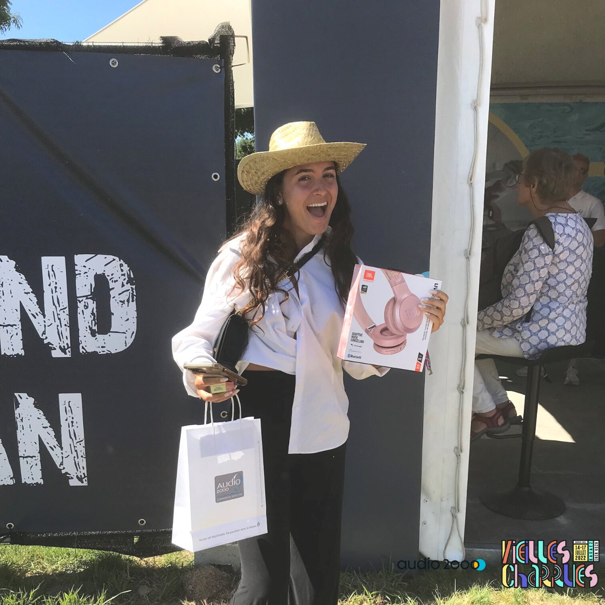 optic2000's tweet photo. 🎶Plus de 1000 festivaliers se sont rendus sur le stand Audio 2000 durant les 4 jours du festival des Vieilles Charrues pour effectuer un test auditif !
Un moment festif pour faire prendre conscience de l’importance de préserver son audition ❤
#charrues22 #audio2000 https://t.co/N5RH1GYG4r