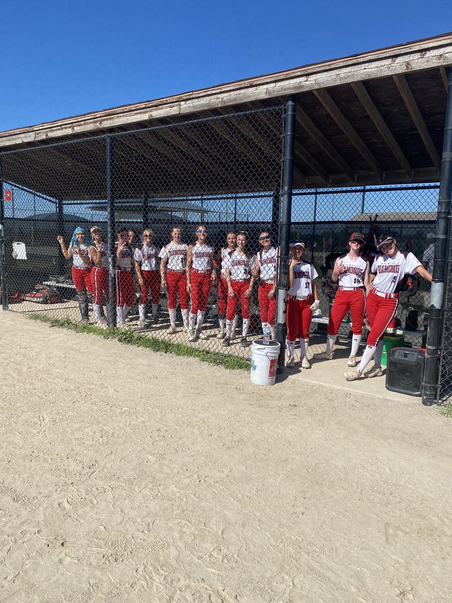JulieHeitman3's tweet photo. L👀k who is ready to play this morning! 2-0 in pool play so far with an awesome walk off homer last night. Let’s Go 💎’s! https://t.co/ucJ7gFrcjr