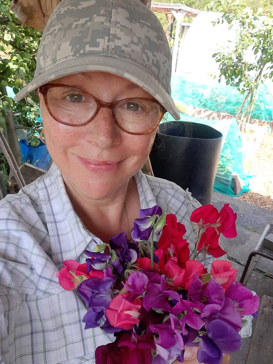 Redcurrant picking today on plot 15, 6lbs of them. Picked myself a bunch of my Sweet Peas #allotment #growyourown #summer #fruits