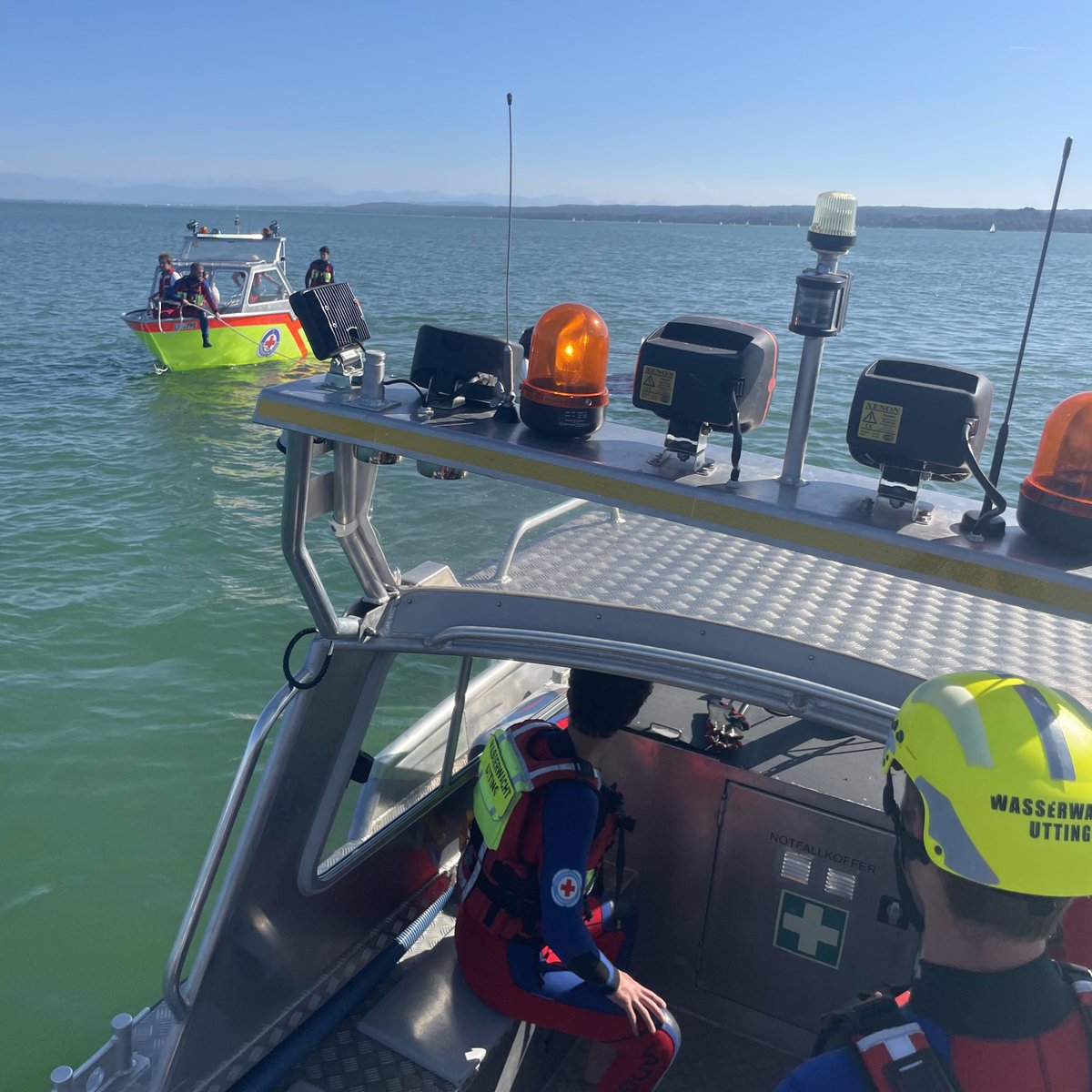 WaWaUtting's tweet photo. #Einsatz am Dienstagabend: Um kurz nach 17:00 Uhr wurden unsere #Wasserretter zu einem gekenterten Katamaran gerufen. Wir versorgten den Segler und bargen den Kat mit der #Wasserwacht Schondorf. 
#ammersee https://t.co/IQB3KySPuD