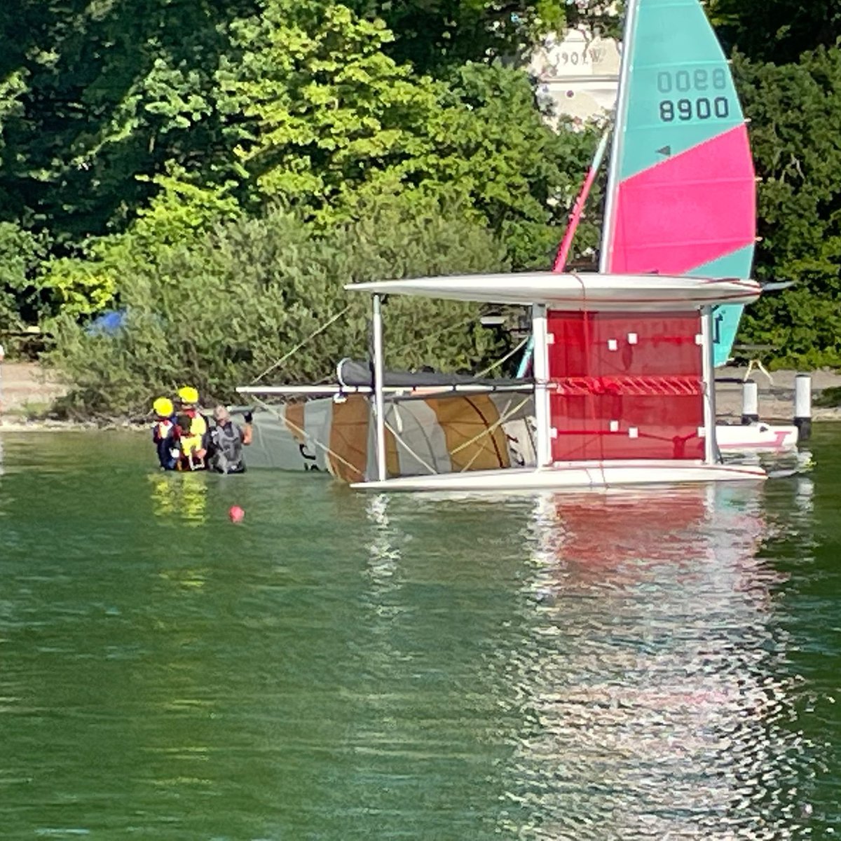 WaWaUtting's tweet photo. #Einsatz am Dienstagabend: Um kurz nach 17:00 Uhr wurden unsere #Wasserretter zu einem gekenterten Katamaran gerufen. Wir versorgten den Segler und bargen den Kat mit der #Wasserwacht Schondorf. 
#ammersee https://t.co/IQB3KySPuD
