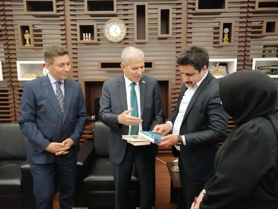 TÜRKMEN HEYETİNDEN İSTANBUL İL GÖÇ İDARESİNE ZİYARET

Türkmeneli Dernekler Federasyonu Başkanı Mehmet Tütüncü, Irak Türkleri Derneği Genel Başkanı Kemal Beyatlı ve Yönetim Kurulu üyeleri, İstanbul Valiliği İl Göç İdaresi Müdürü Bayram Yalınsu’yu makamında ziyaret etti.