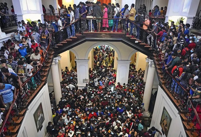 davidtrafford's tweet photo. Recent events in #SriLanka have demonstrated the power of #CollectiveLeadership. The challenge now is maintaining the intent while building the collective capability to change. Thanks to @srilankaguardian and Dr Ruwantissa Abeyratne. https://t.co/rBNiwbJgti #leadership https://t.co/8MikTU53nl