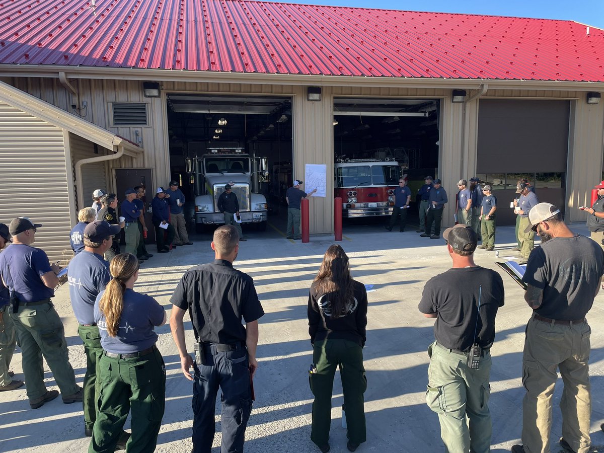 waDNR_fire's tweet photo. Good progress made overnight on #StaymanFlatsFire - currently 800 acres. Dozer lines in place on both flanks, with two hand crews set to join ground resources today. Sizable air resources being deployed: four fire bosses, two heavy tankers, T1 &amp; T2 helicopters. https://t.co/MD6KP7ya1u